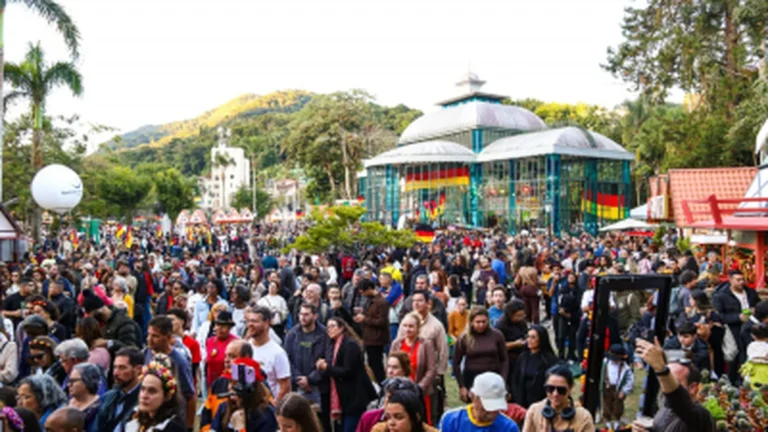37ª Bauernfest atrai mais de 400 ônibus e destaca turismo em Petrópolis 37ª Bauernfest atrai mais de 400 ônibus e destaca turismo em Petrópolis
