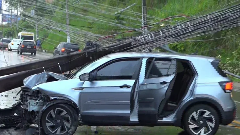 Acidente com carro e poste causa lentidão na Avenida Leste-Oeste em Maceió Acidente com carro e poste causa lentidão na Avenida Leste-Oeste em Maceió