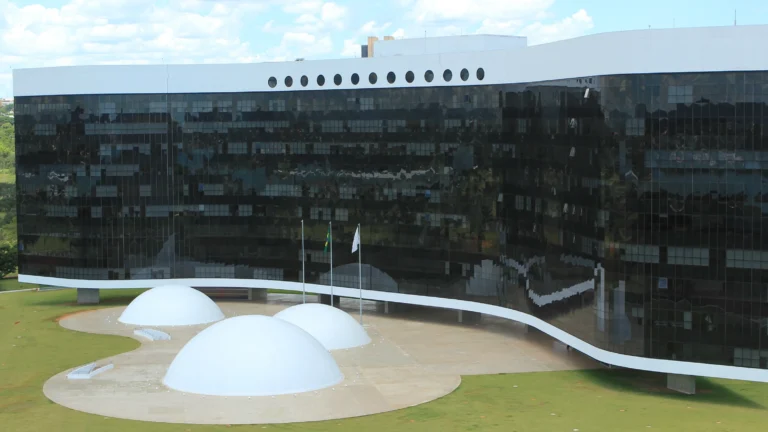 Niterói inaugura parque solar pioneiro em comunidade e prevê economia de energia de 150 mil kWh/mês Niterói inaugura parque solar pioneiro em comunidade e prevê economia de energia de 150 mil kWh/mês
