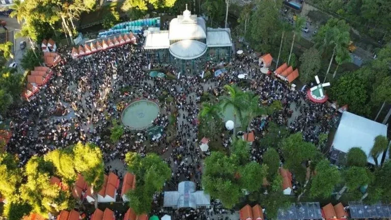 Segundo fim de semana da Bauernfest aquece turismo em Petrópolis com mais de 500 ônibus na cidade
