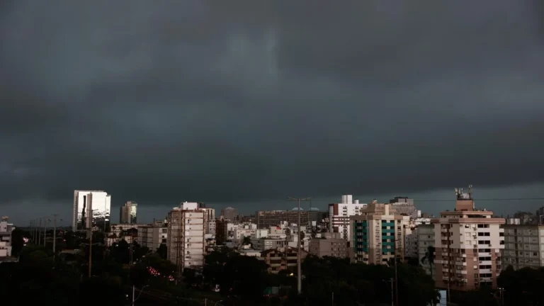 Ciclone-bomba no RS: entenda o fenômeno que traz tempestades e risco de tornados Ciclone-bomba no RS: entenda o fenômeno que traz tempestades e risco de tornados