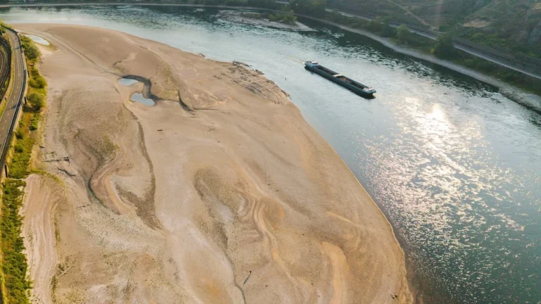 Crise Climática: Rios da Europa Secam em Níveis Históricos Visíveis do Espaço Crise Climática: Rios da Europa Secam em Níveis Históricos Visíveis do Espaço